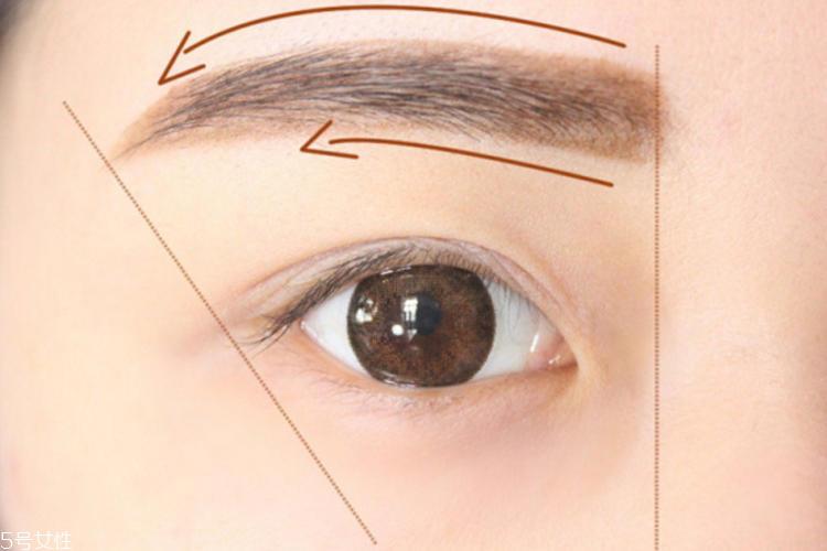 女生烟熏妆怎么画 自然烟熏妆化身酷girl