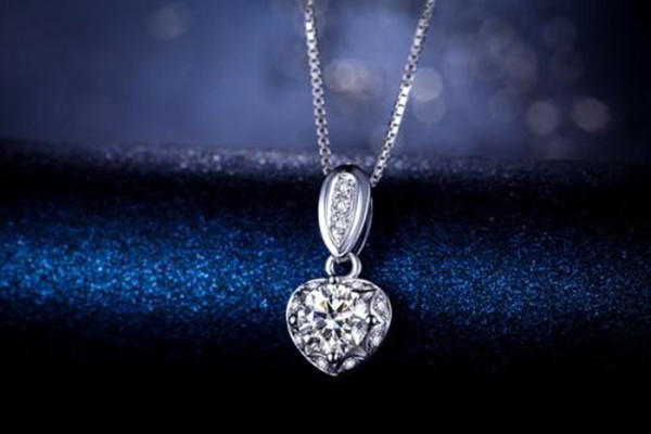 影响18k金钻石吊坠价格的因素 怎么挑选18k金钻石吊坠