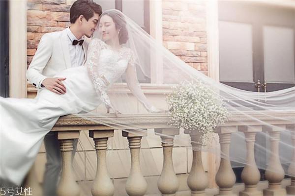 拍婚纱照一般几套衣服 看个人情况