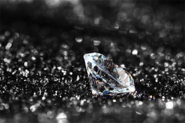 钻石颜色和净度哪个重要 钻戒颜色和净度取哪个