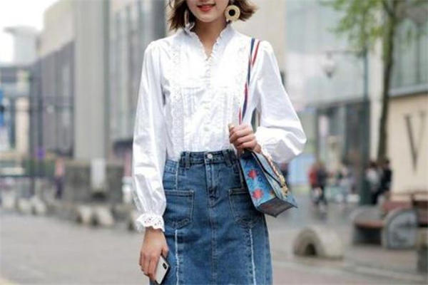 牛仔短裙配什么上衣 牛仔短裙搭配图片