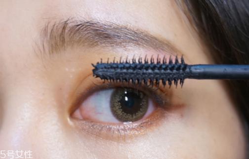 睫毛怎么刷卷翘持久 多一个步骤让睫毛更卷翘持久