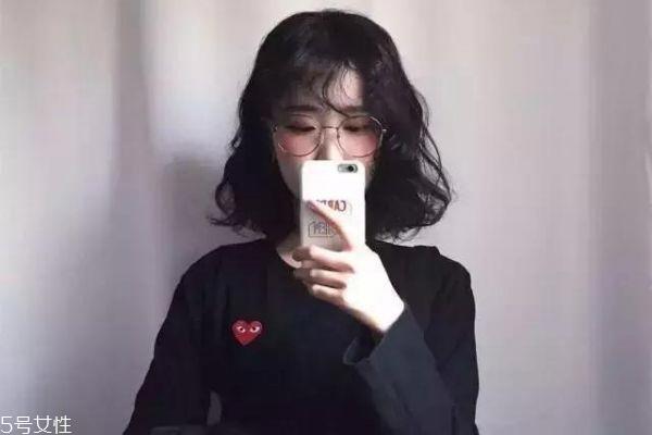 齐肩短发烫什么卷好看 齐肩发这样弄最好看