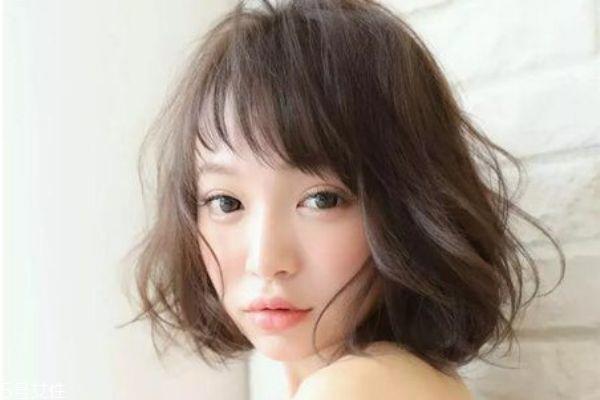 齐肩短发烫什么卷好看 齐肩发这样弄最好看