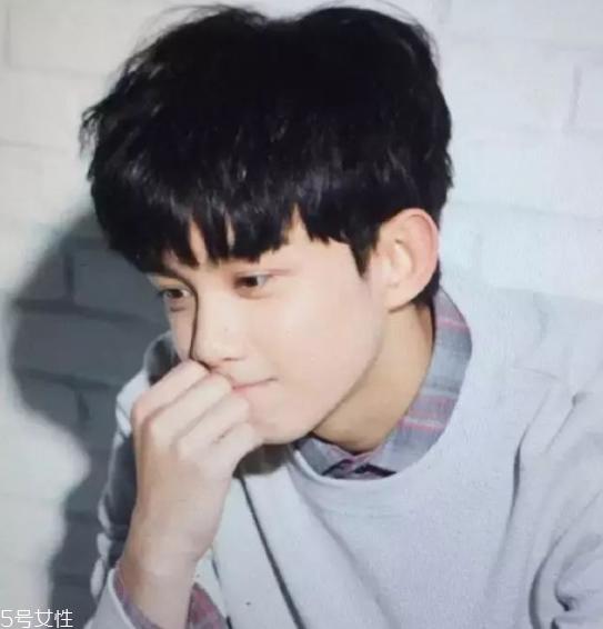 戴眼镜的男生适合什么发型 2022年戴眼镜适合的发型男