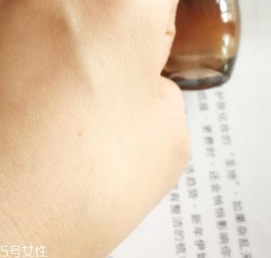 雅诗兰黛精华液多少钱？年轻肌肤的秘密