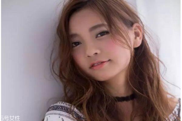 2019年流行什么卷发 2019年流行的长发波浪卷