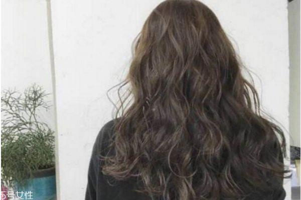 2019年流行什么卷发 2019年流行的长发波浪卷