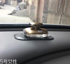 汽车香水座怎么加香水?用滴管注入原瓶