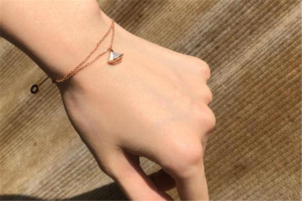 宝格丽小扇子手链价格 腕间的极致奢华