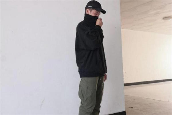 军绿色裤子配什么颜色上衣