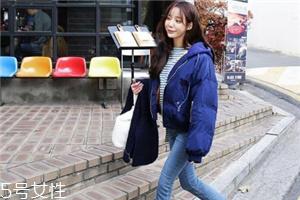 蓝色羽绒服怎么搭配？打破冬日的沉闷感