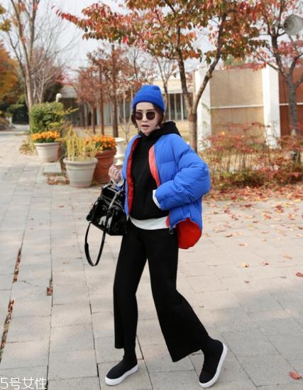 蓝色羽绒服怎么搭配？打破冬日的沉闷感