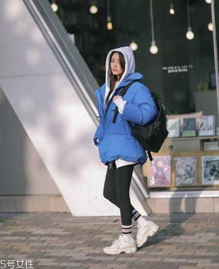 蓝色羽绒服怎么搭配？打破冬日的沉闷感