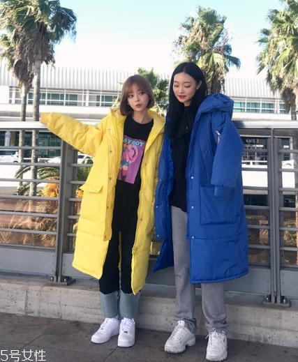 蓝色羽绒服怎么搭配？打破冬日的沉闷感