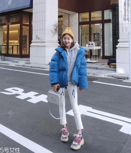 蓝色羽绒服怎么搭配？打破冬日的沉闷感