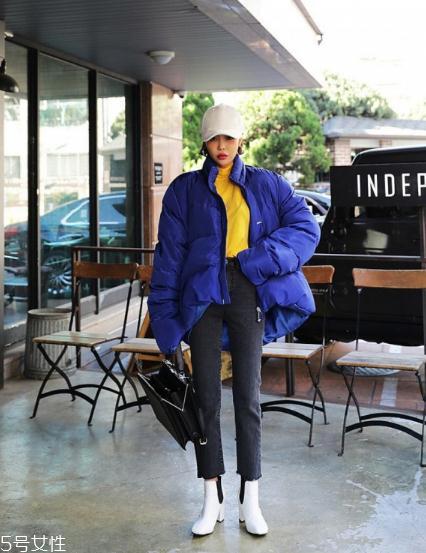 蓝色羽绒服怎么搭配？打破冬日的沉闷感