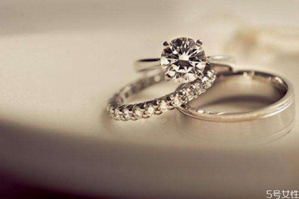 结婚戒指平时要戴吗 结婚戒指怎么戴