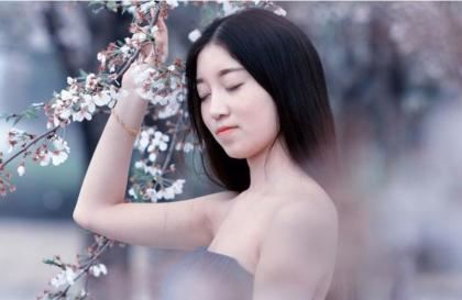 晚上爷爷总是压到妈妈身上，看到爷爷和妈妈抱在一起