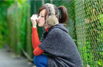 晚上爷爷总是压到妈妈身上，看到爷爷和妈妈抱在一起