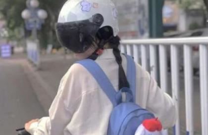 上课时和同桌做污污的事情 我把语文课代表做哭了