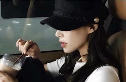 男生抱你的时候突然抱紧 讲讲你和男朋友的第一次