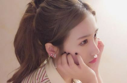 为拿驾照雨天和教练在车内 被各种工具调教的校花