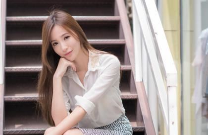 椅子上放着笔坐上去 腿打开一点不然痛的是你