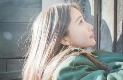 椅子上放着笔坐上去 腿打开一点不然痛的是你