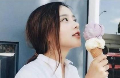 和朋友夫妻一起去旅游旅行 口述被添全过程三个男的在车里㖭我