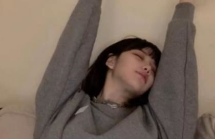 体育老师让女生做深蹲给他看 班长哭着说不要了