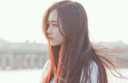 体育老师让女生做深蹲给他看 班长哭着说不要了