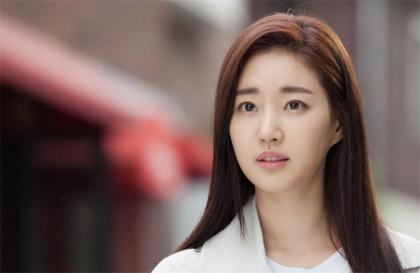 金莎朗拍过哪些三级 傲人身材大胆造型诱惑