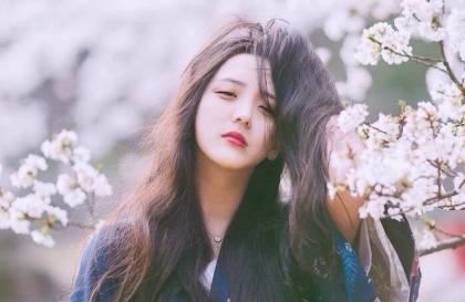 在地铁被做到走不了路 地铁上两个人一前一后攻击