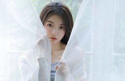 爸爸前面开车我抱着妈妈去姥姥家 爸爸让我照顾妈妈