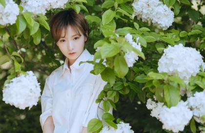 爸爸前面开车我抱着妈妈去姥姥家 爸爸让我照顾妈妈