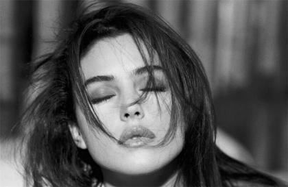 “球花”莫妮卡贝鲁奇三级片 性感尤物名不虚传