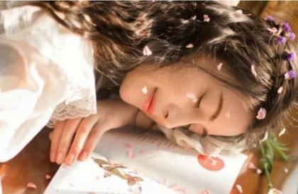 男朋友见面每次都要 男生强吻为什么推不开