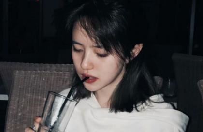 白丝同桌让我随便玩 和高中女同学一晚做了五次