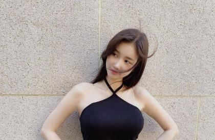 母亲介绍大肚子给我跟我做 我们在椅子上试试