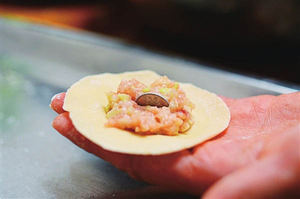 过年要在饺子里包硬币 饺子里包硬币寓意什么