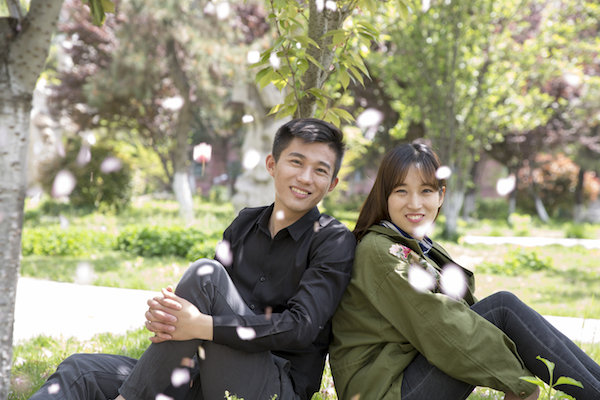 男人看女人的两种眼神 一眼教你看穿对方心意