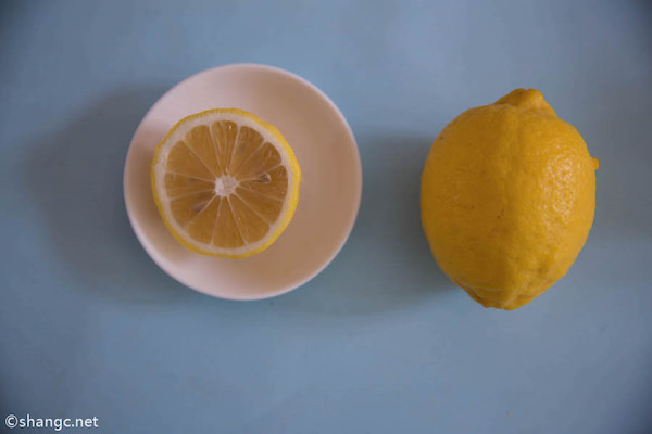 这一物涂在牙齿上黄斑竟消失了 牙齿变白的最佳方法