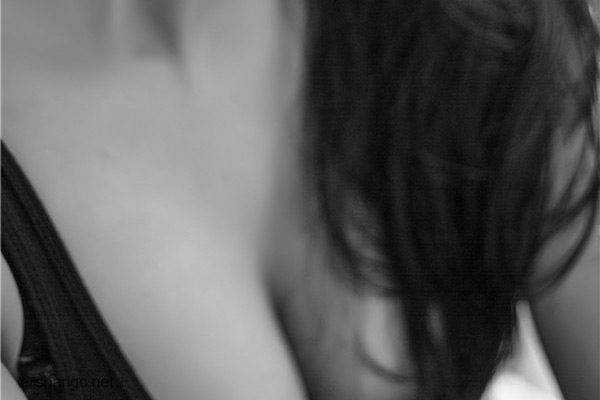 男人为什么喜欢摸女人胸 四个理由说服你