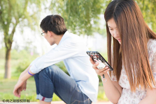 办公室同事暧昧的表现 办公室暧昧就像一把双刃剑