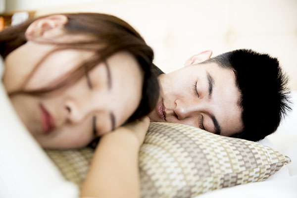 女生男生一起裸睡好吗 揭秘男女一起这样睡的利弊