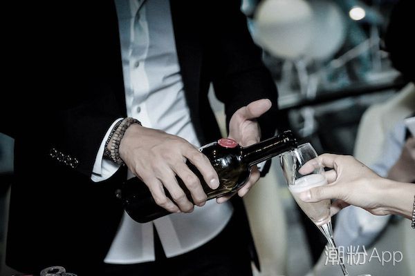 喝红酒为什么要摇晃杯子 观察葡萄酒的挂杯现象