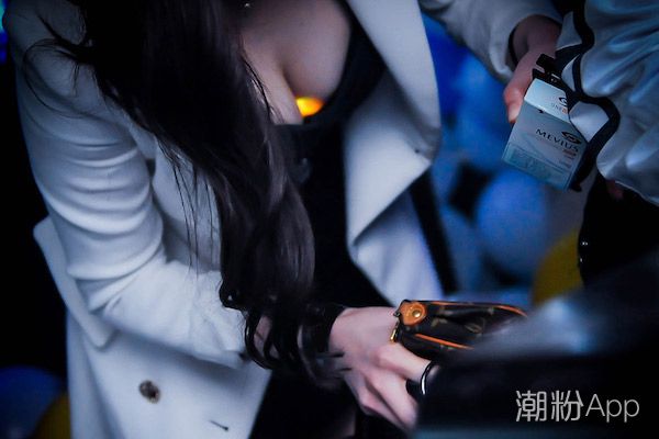 女人暗示男人追求的信号 她主动和你身体接触