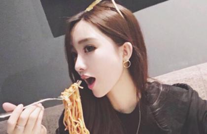 放心我只在外面蹭一下 男朋友把车开得没人的地方