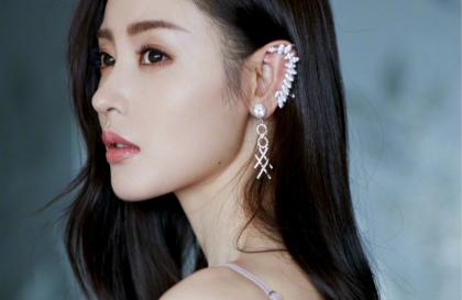 总裁抱着她边开会边做 没想到女秘书这么放得开